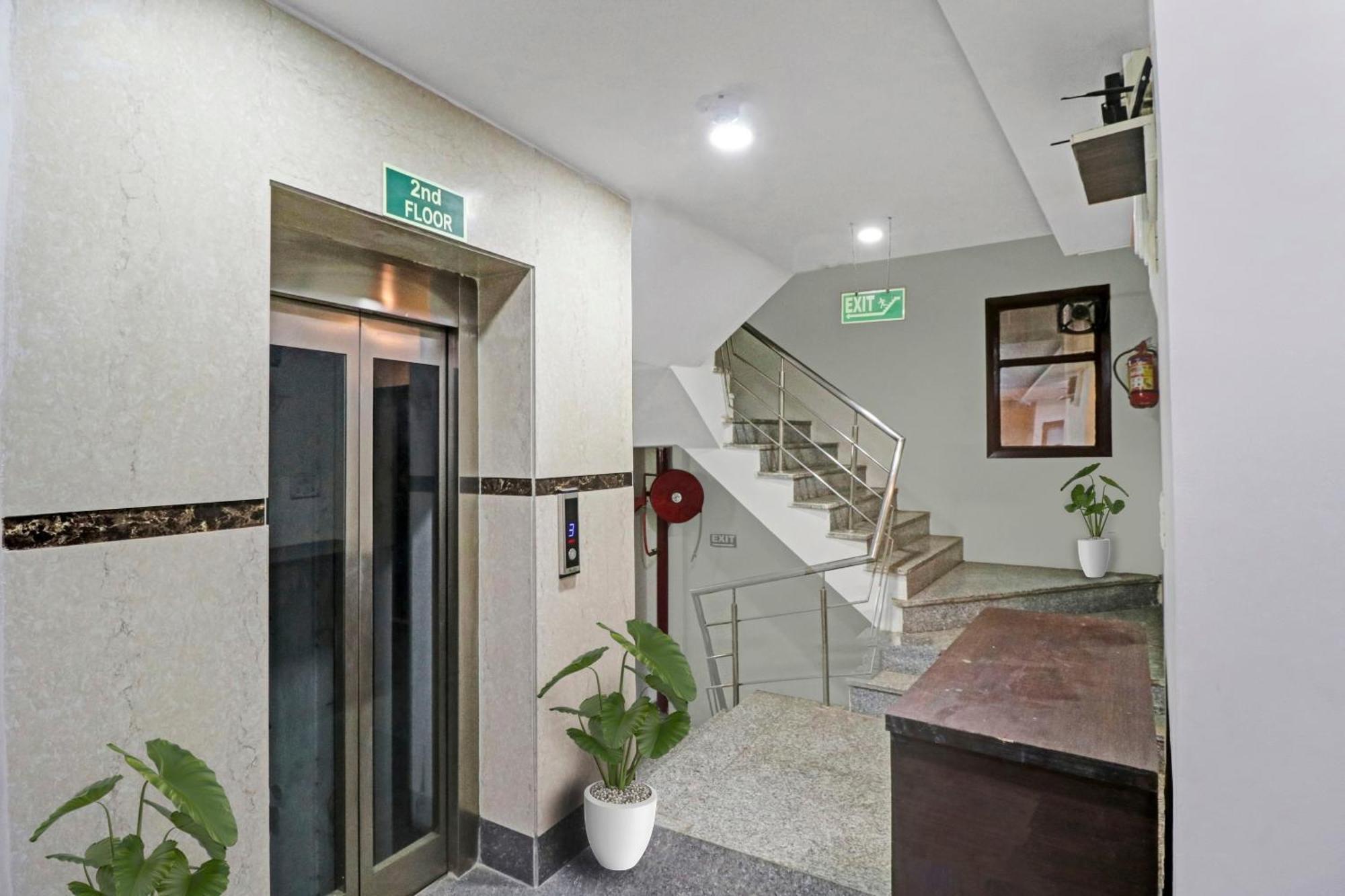 Hotel Stay House Ню Делхи Екстериор снимка